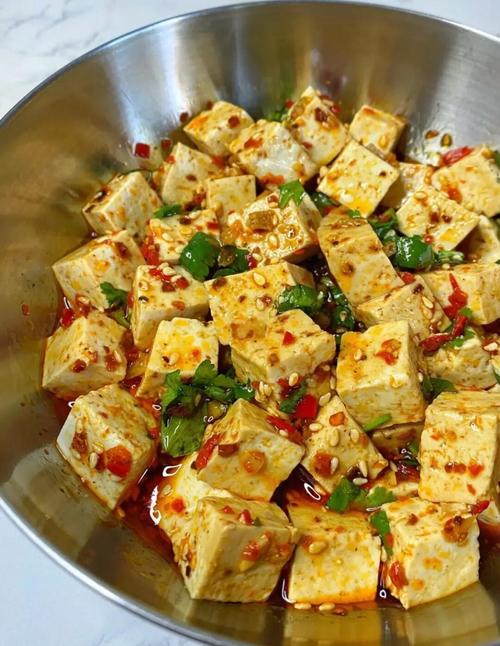 刚捞出来的豆腐，要就着腌菜吃才够味