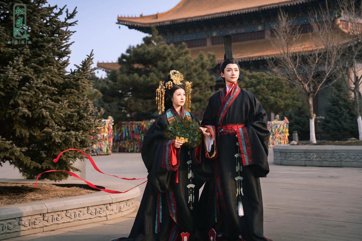 新人穿着汉服在寺庙银杏树下结发仪式