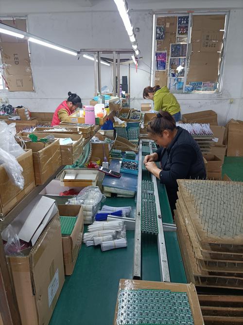 废旧蓝牙音箱拆解车间人工分拣场景