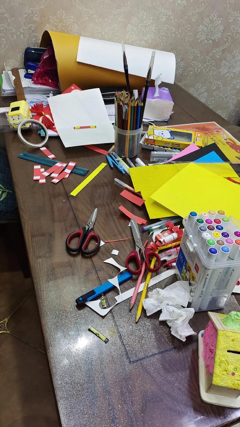 制作手工DIY时乱成一团的桌面