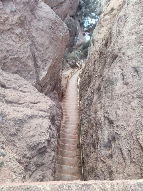 南漳简家洞寨崖壁下的野生登山土径