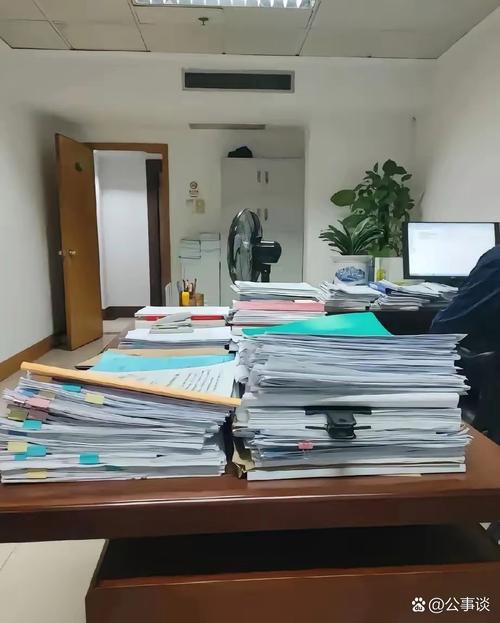 办公桌上一张写满模糊任务的待办清单 特写 压力