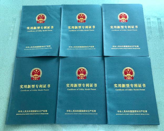 高校技术转移中心办公室文件柜堆积的专利证书