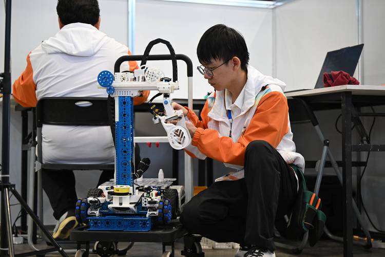 中学生职业技能竞赛3D建模项目现场实操照片