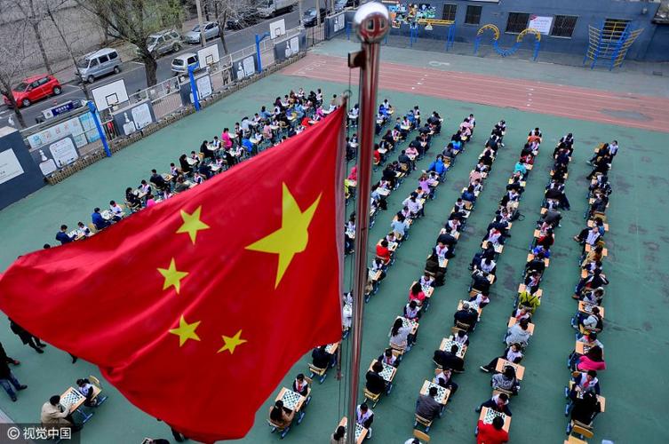 小学生课后服务学习国际象棋场景