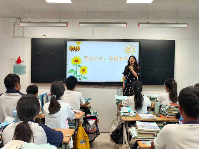 高中教室后墙写满备考目标的减压班会活动现场