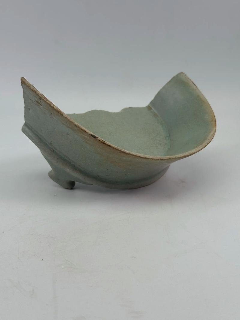 宋代汝窑天青釉茶盏开片细节特写图
