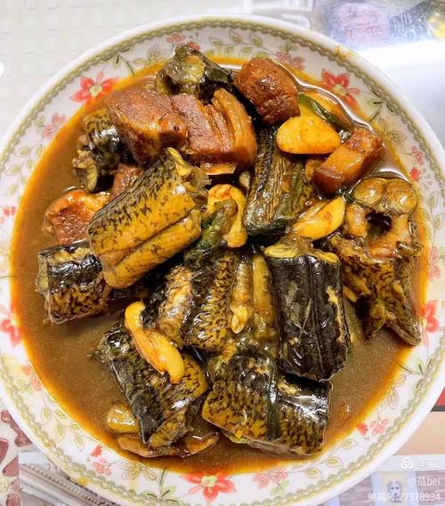 湖北南漳东巩镇本地特色菜红烧盘鳝