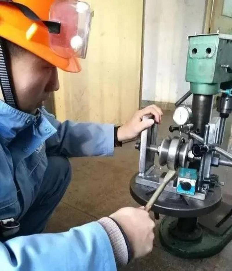 车间千分表测量轴承径向游隙现场
