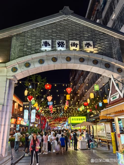 南强街夜市雨景