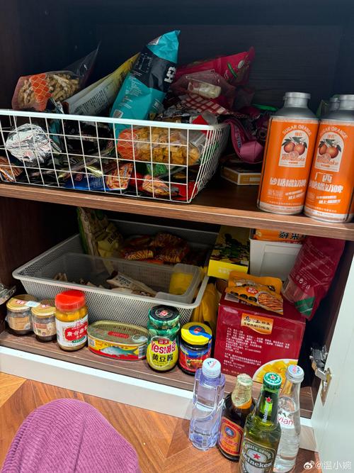 家庭储物柜清理过期零食现场