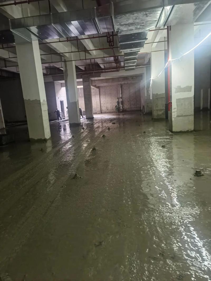 问：地下室哪种地面材料最扛造？