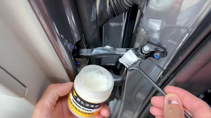 汽车雨刮臂转轴涂抹硅基润滑脂操作