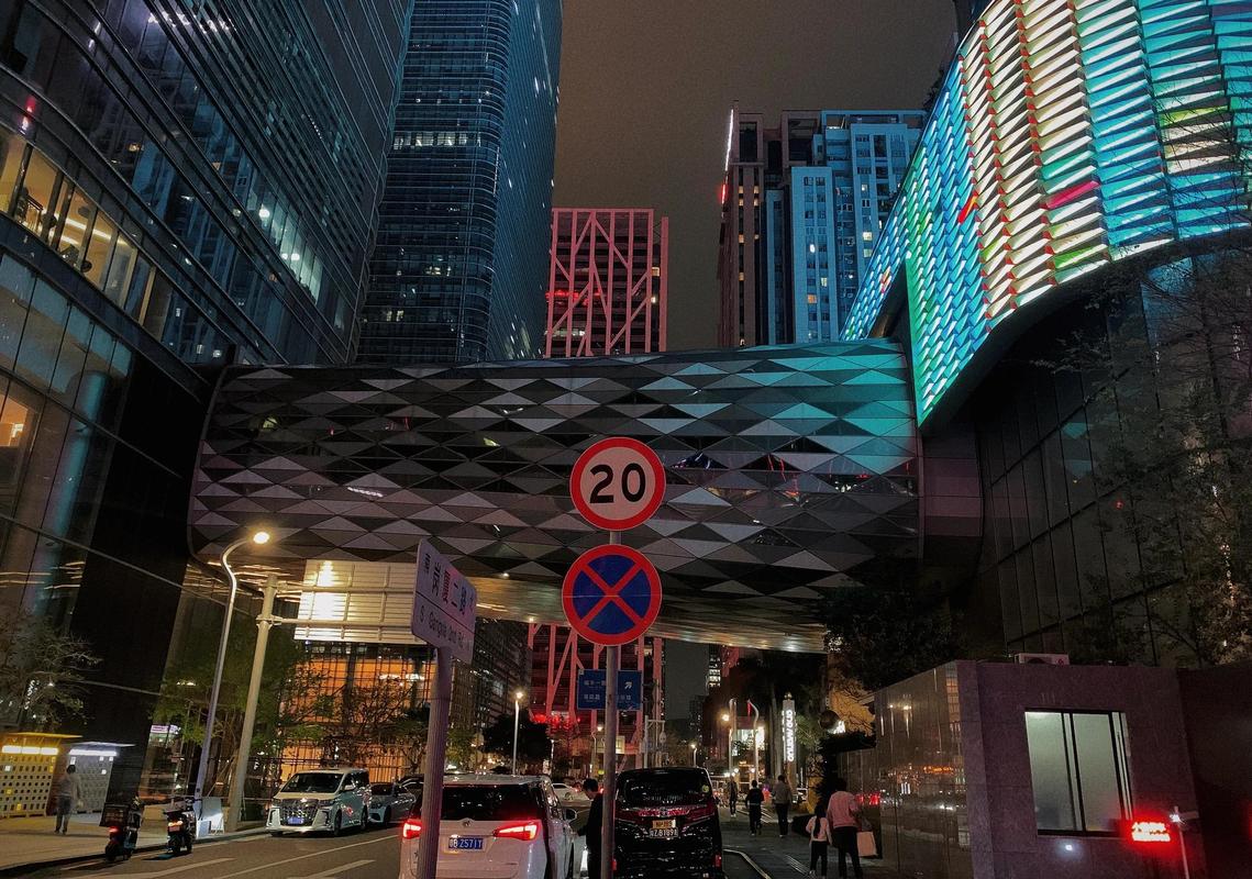 城市夜晚金融区数据流霓虹灯