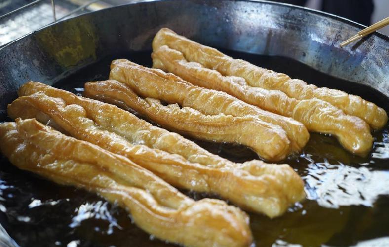 散场的时候，竹板声还飘在炸油条的油香里