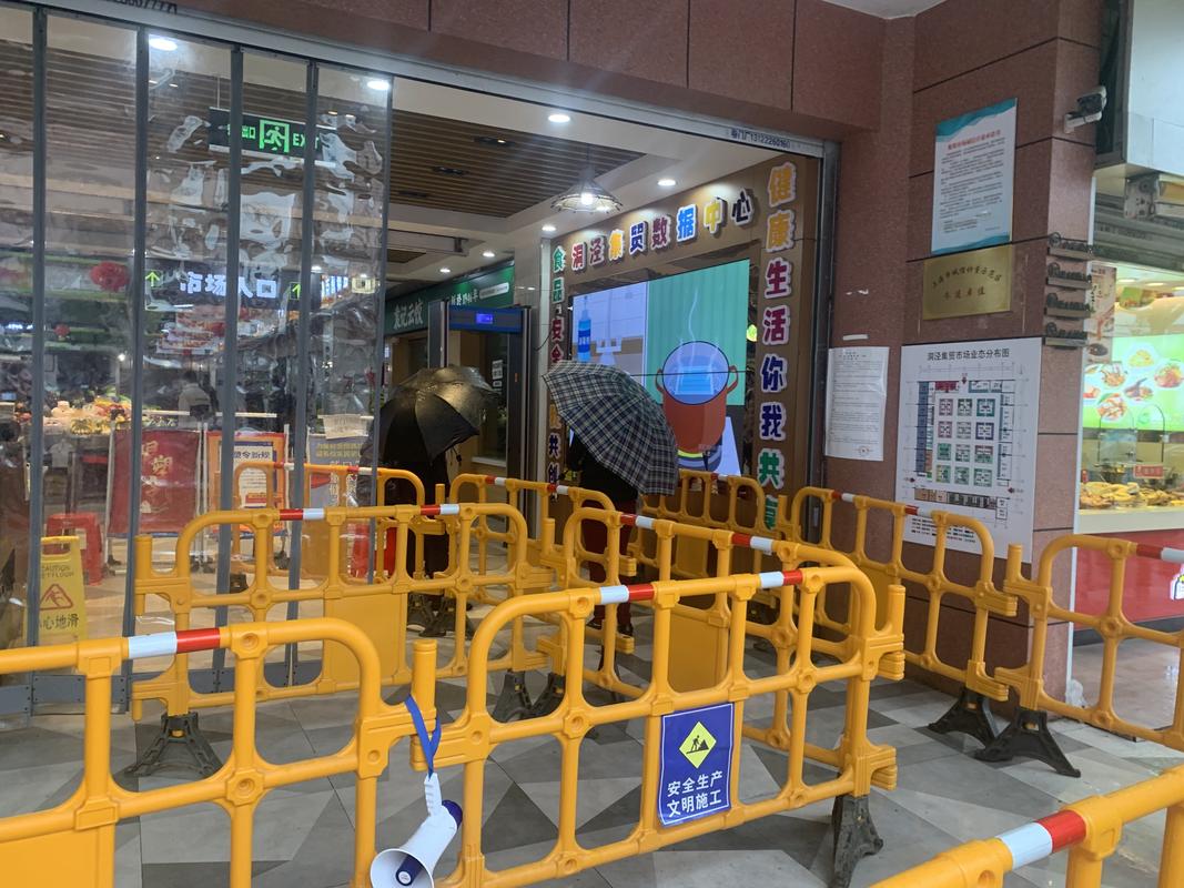 2026年上海浦东嘉里城闭店无人便利店拆除闸机现场
