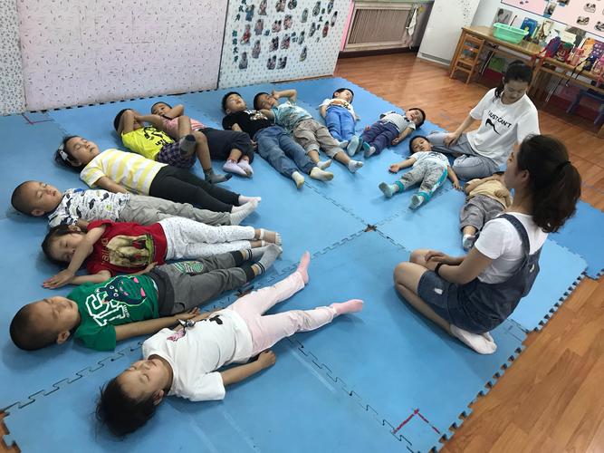 幼儿园小朋友跟着老师做儿童冥想游戏图