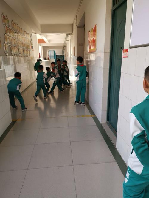 小学课间楼道追逐打闹实景图