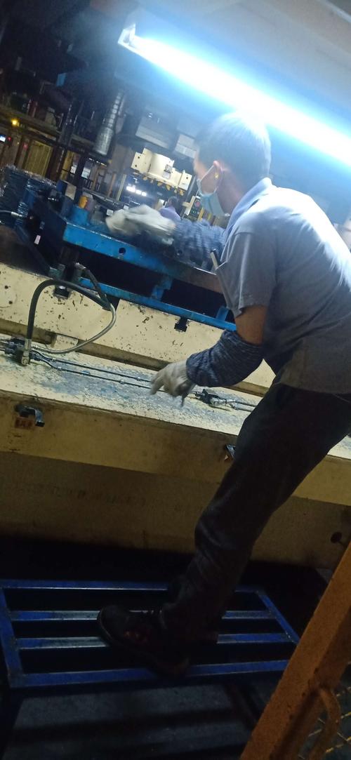 制造车间冲压模具更换现场