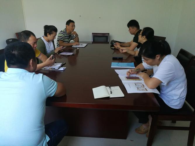 拆迁律师在会议室与客户讨论案件