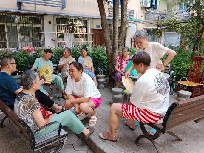 回迁房小区楼下大爷大妈乘凉聊天场景