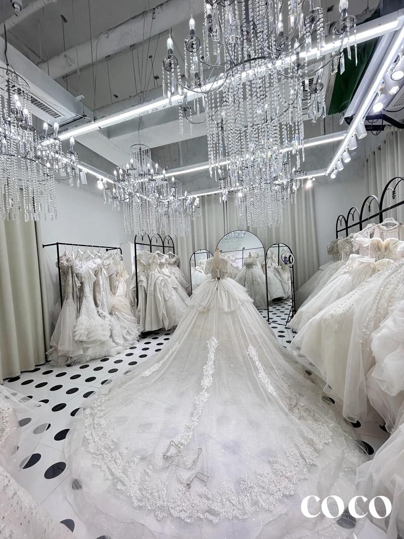 各种长度拖尾婚纱对比图 婚纱店展示
