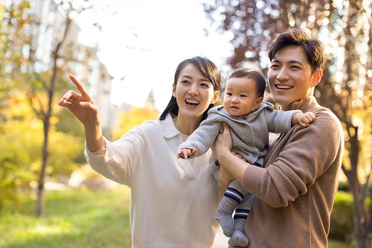 爸爸带娃在工业家属区公园玩耍妈妈在家放松图