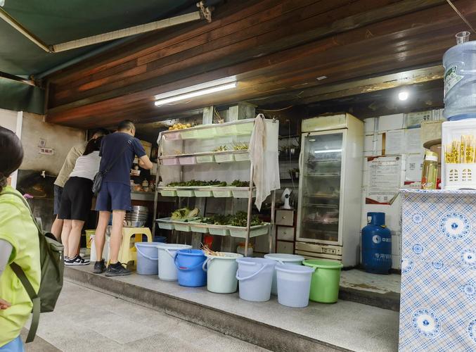 社区巷子里的苍蝇火锅店环境