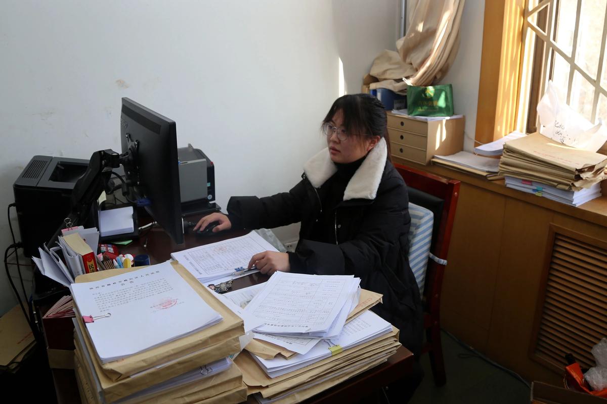上海离婚律所整理案件证据材料的工作桌面实拍