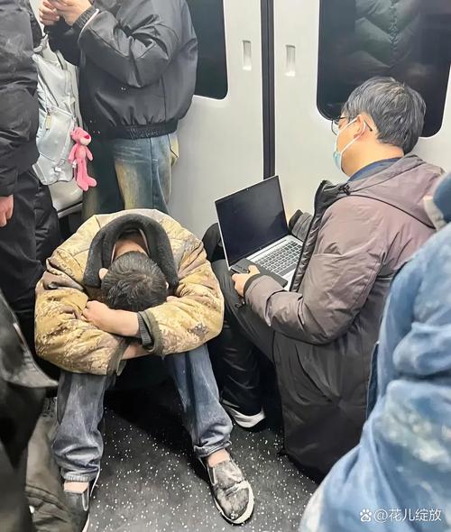 教育行业跳槽者挤在早高峰地铁里的疲惫特写