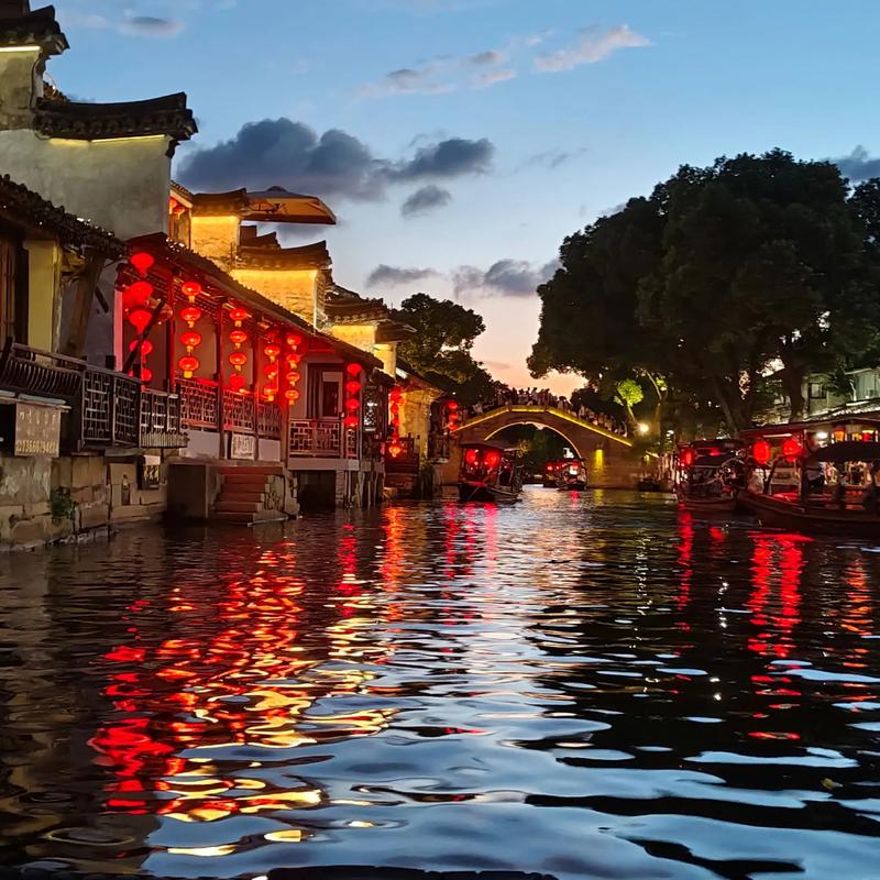 古镇夜景倒影