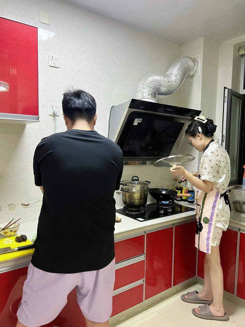 小夫妻厨房分工做家务日常场景