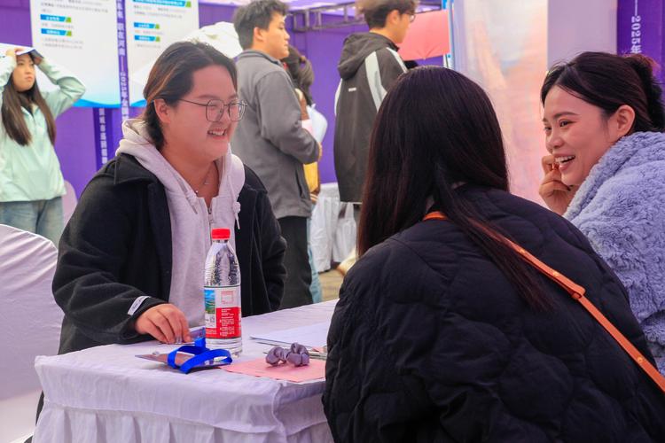 应届生秋季校园招聘双选会现场