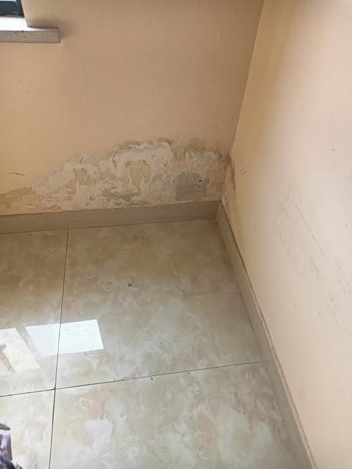 杭州梅雨季老小区窗边受潮墙面