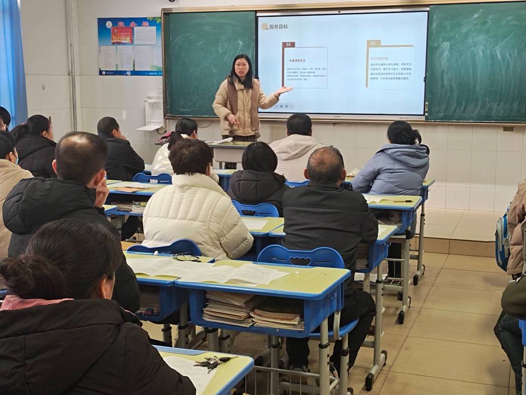 家长会班主任展示学生日常活动照片
