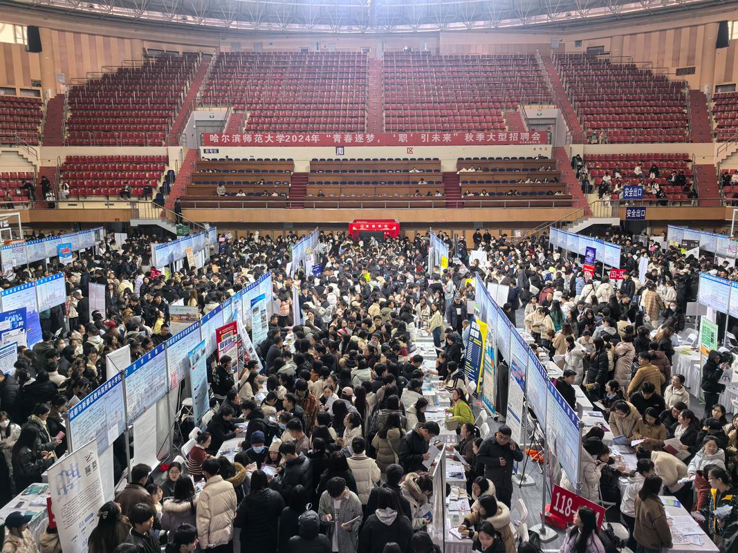 校园招聘会现场大学生排队面试