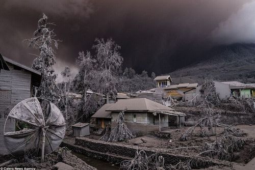印尼伊真火山火山灰覆盖的村庄屋顶一片灰白