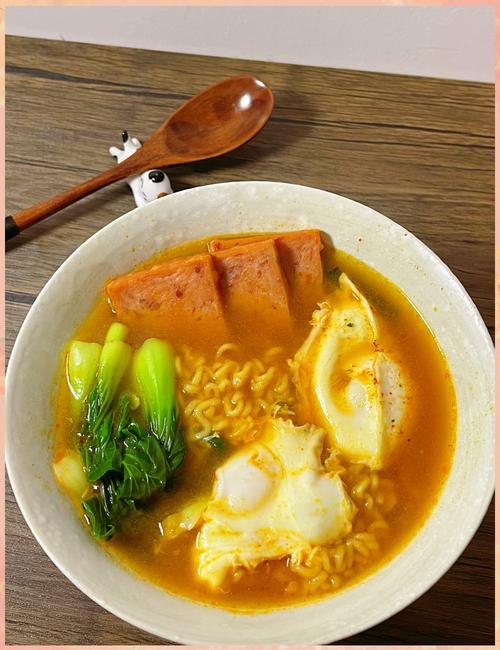 玻璃碗里溏心蛋泡面成品
