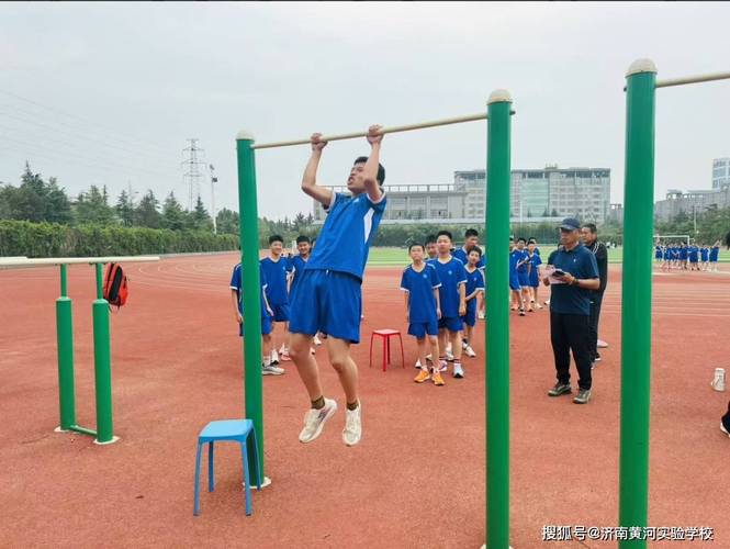 初中生放学后集体加练引体向上场景