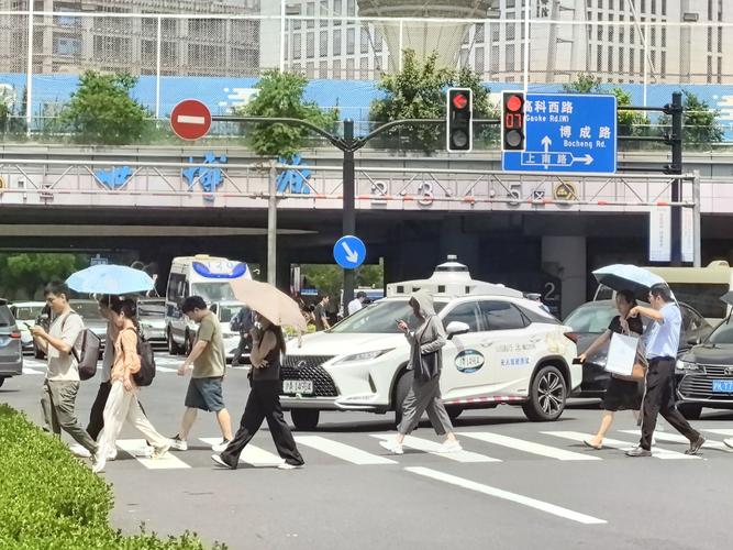 无人驾驶出租车通过复杂十字路口行人穿插