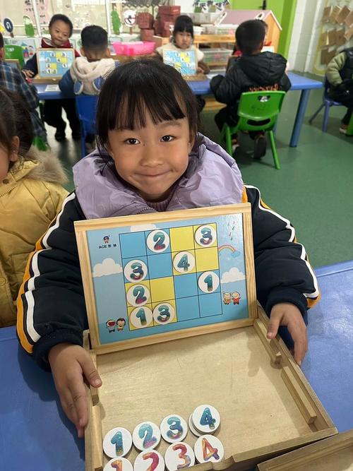 两岁儿童数字敏感期玩排序游戏室内场景