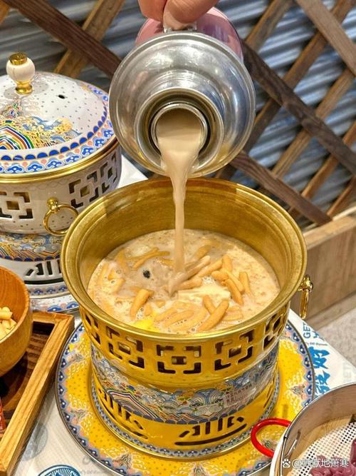 蒙古族那达慕散场后蒙古包外熬奶茶铜锅