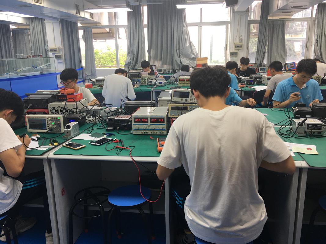 高中职业体验课学生实践现场照