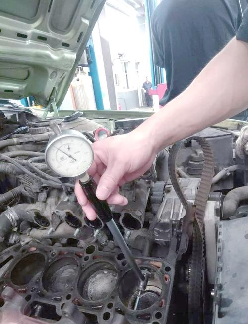汽修师傅测量缸体出水口温度实拍