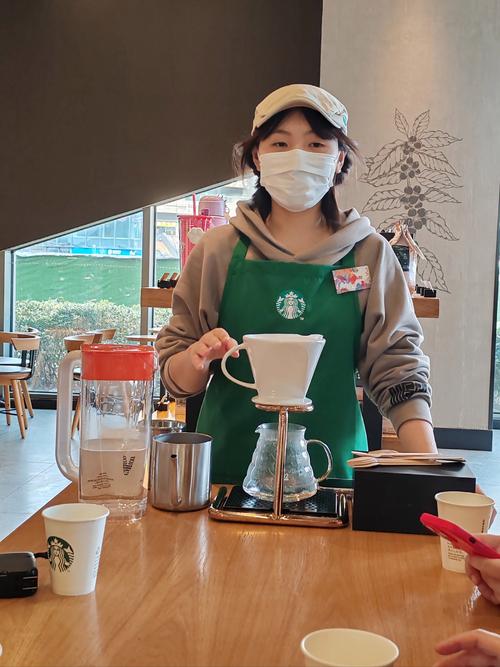 星巴克门店顾客端着咖啡微笑氛围