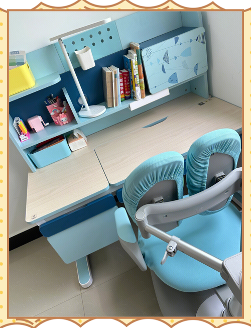 小学书桌孩子圈画应用题条件实拍