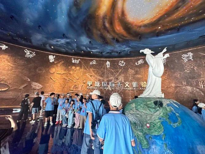 学生在贵州天眼FAST夏令营用望远镜观测星空