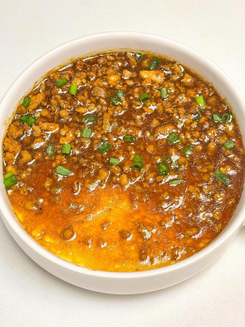 刚蒸好冒热气的肉末蒸蛋羹