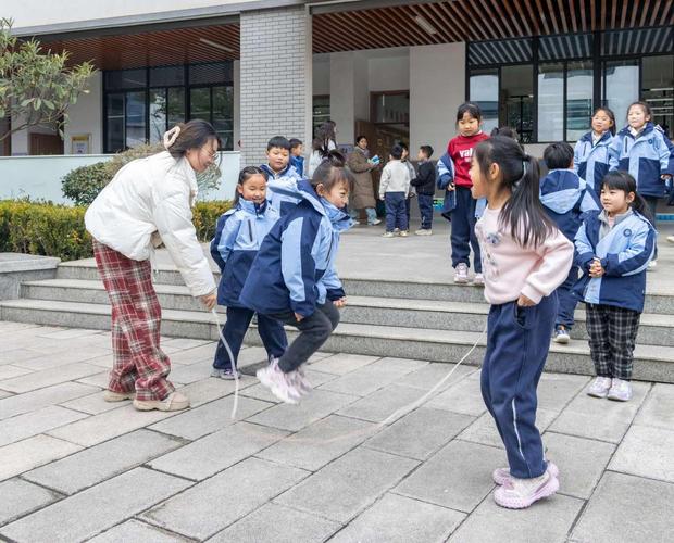 小学生课间十分钟活动场景实拍