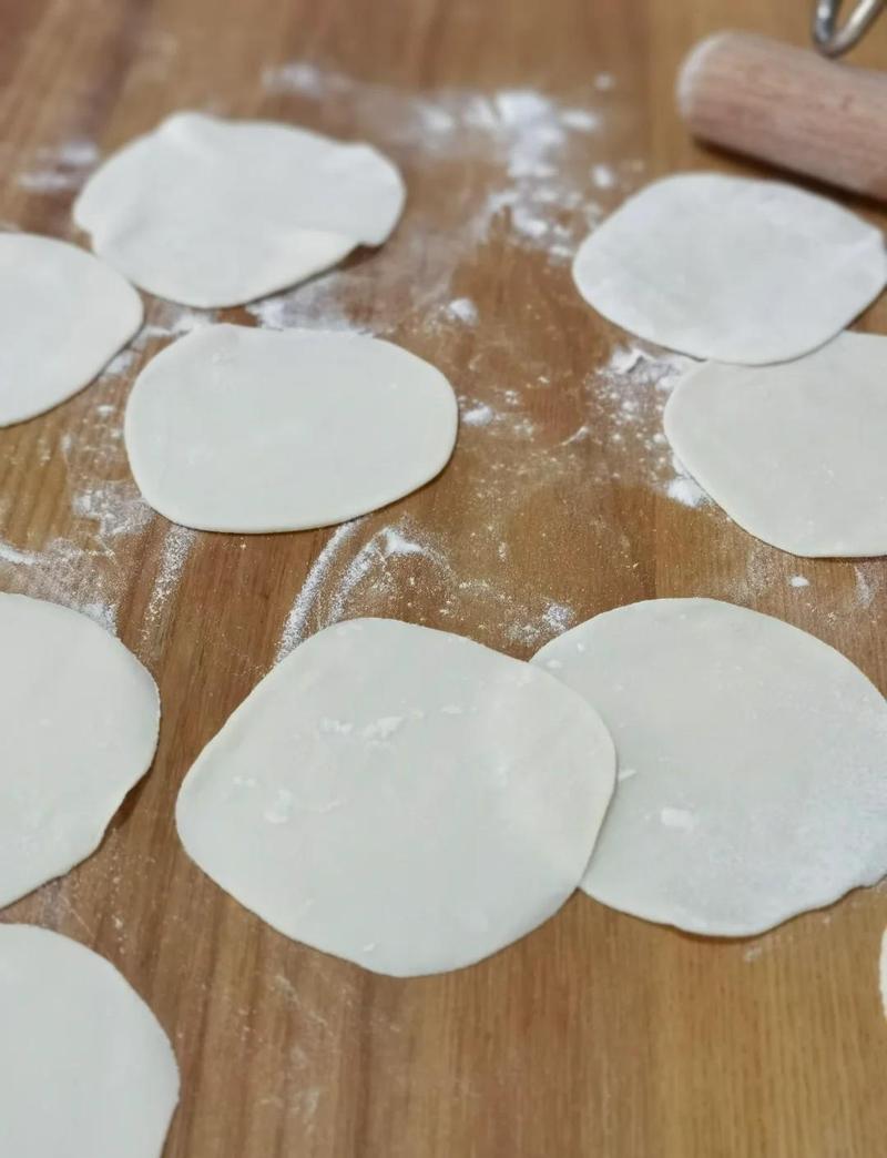 小学生亲手擀的歪扭饺子皮